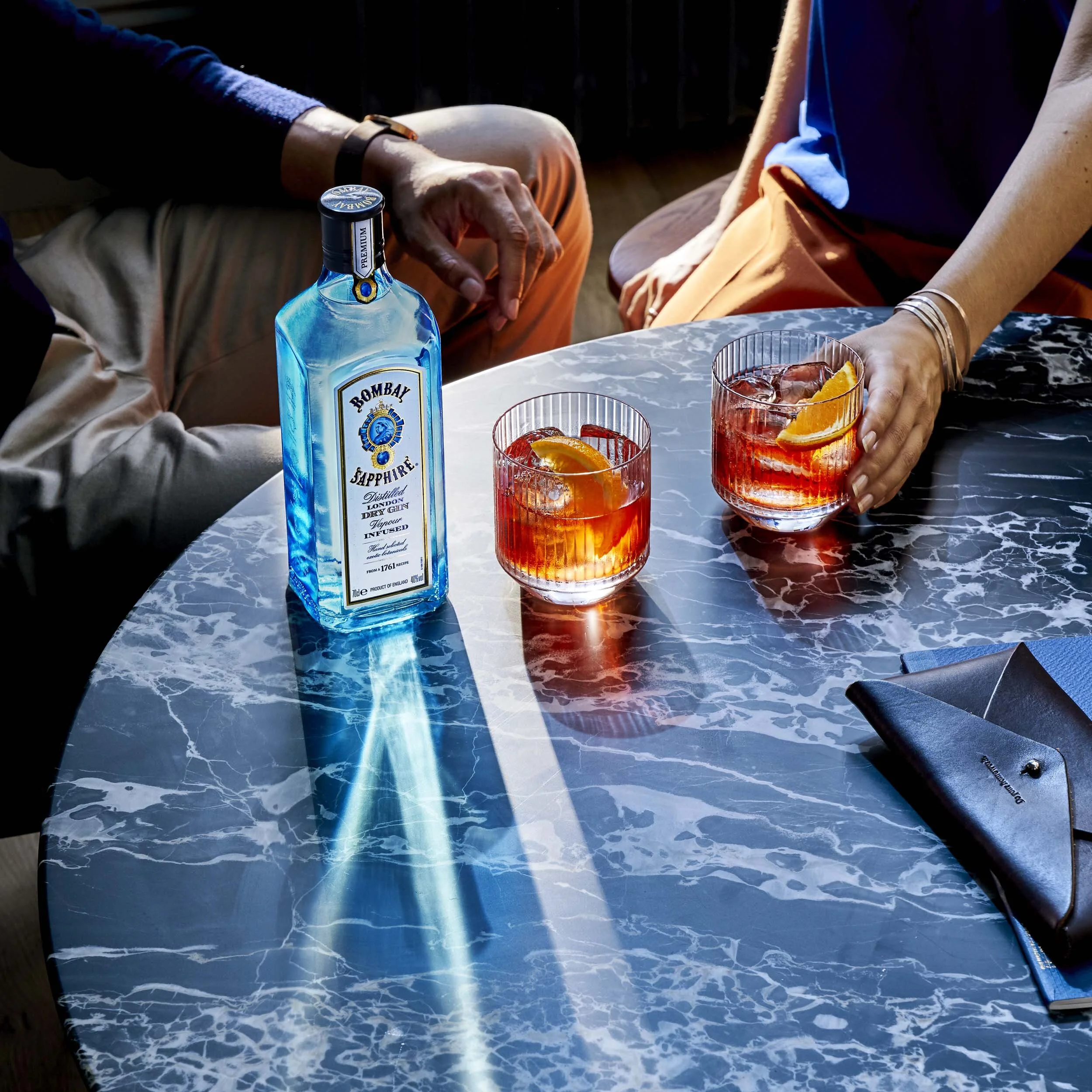 NEGRONI_2-3_SERVE_INTERIOR_BOTTLE_PEOPLE_0101_R2.jpg