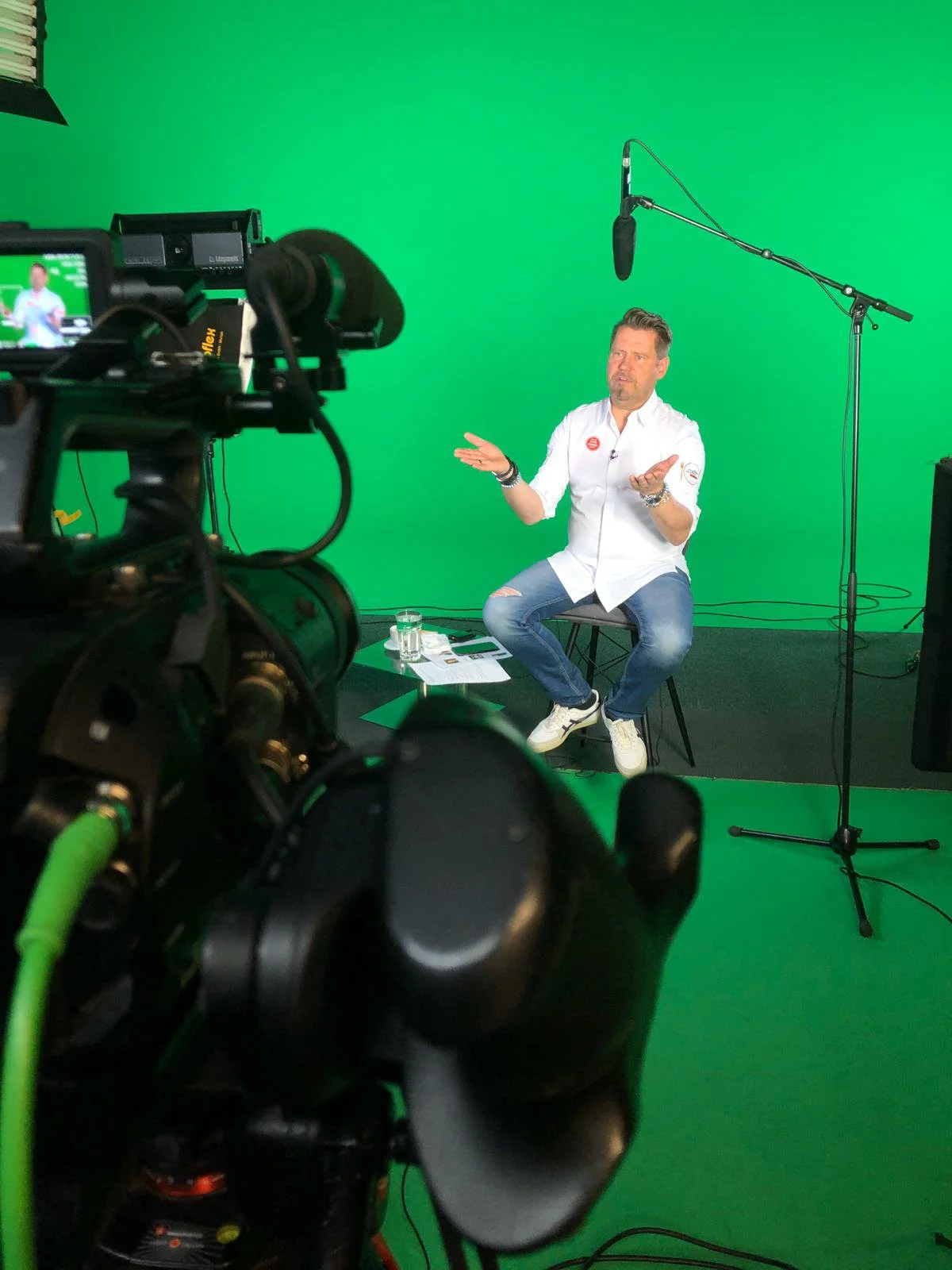 Moderation vor Greenscreen