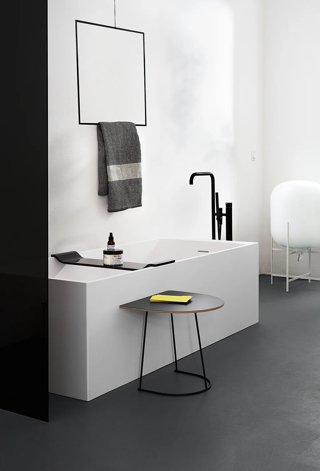 Bathroom, Not Only White, Photo: Anne Deppe , Styling Nici Theuerkauf
