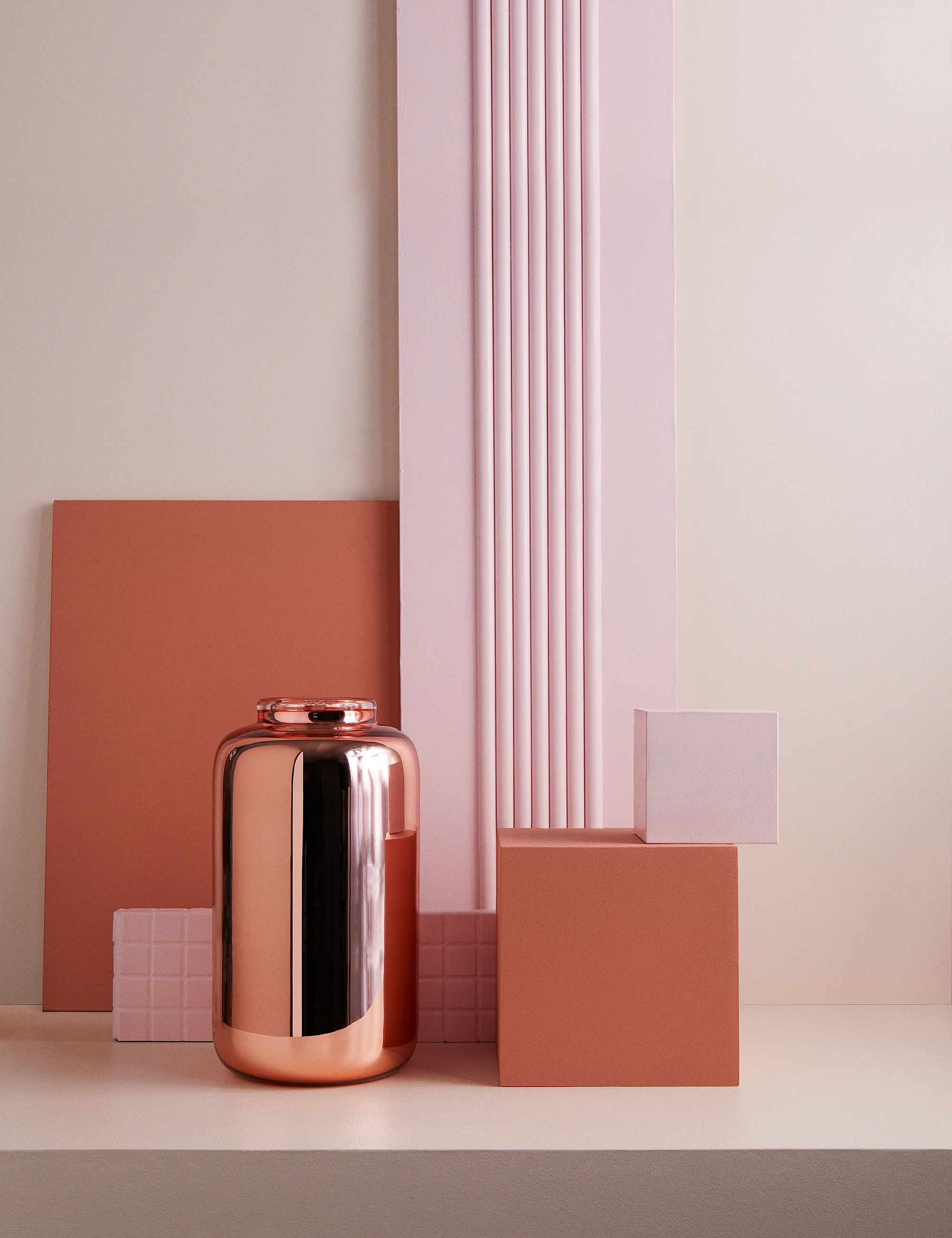 PHOTO: ANNE DEPPE, SETDESIGN: ANNA NIZIO, CONTAINER VASE: PULPO, SEBSATIAN HERKNER
