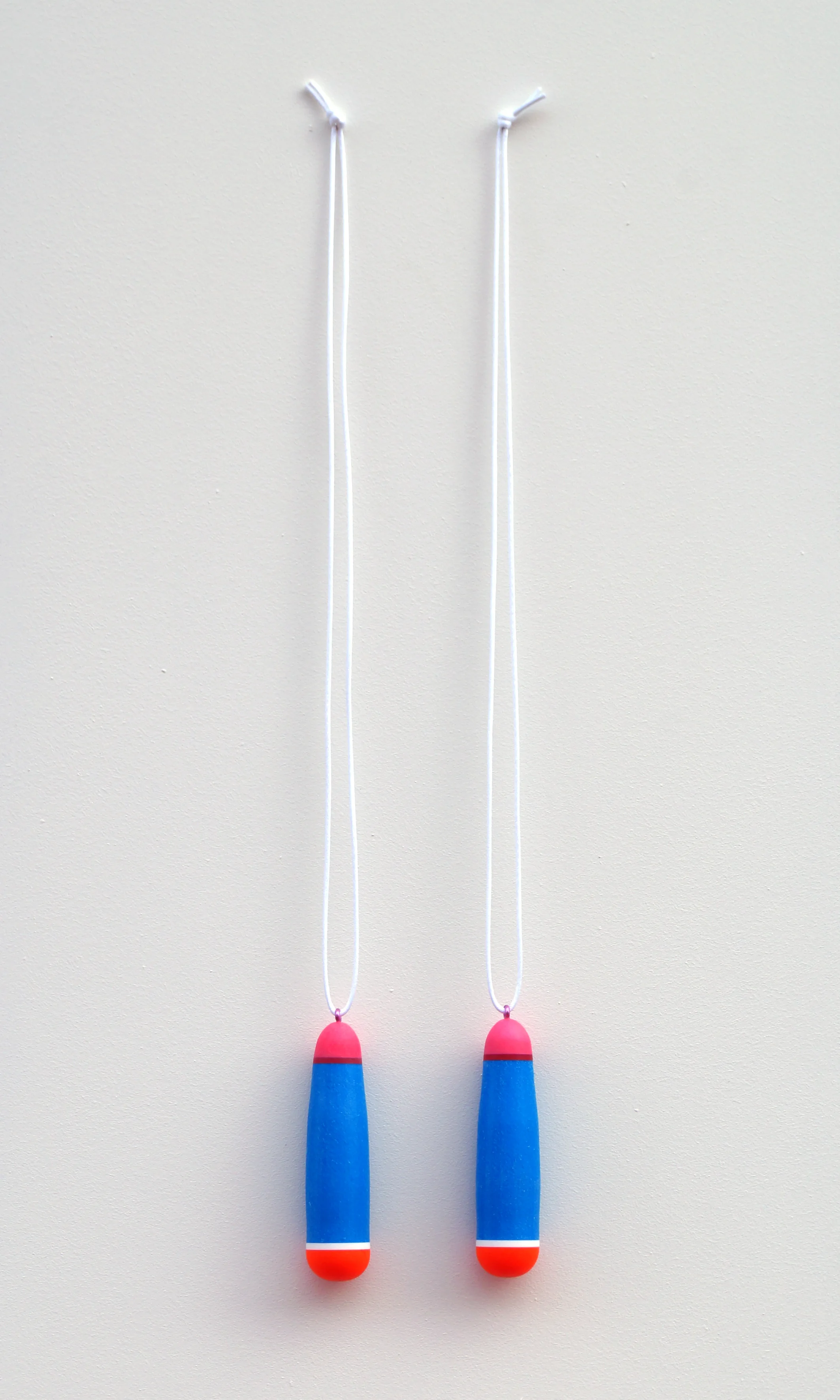 necklaces, plastic/textile/aluminium, 53x3x3 cm