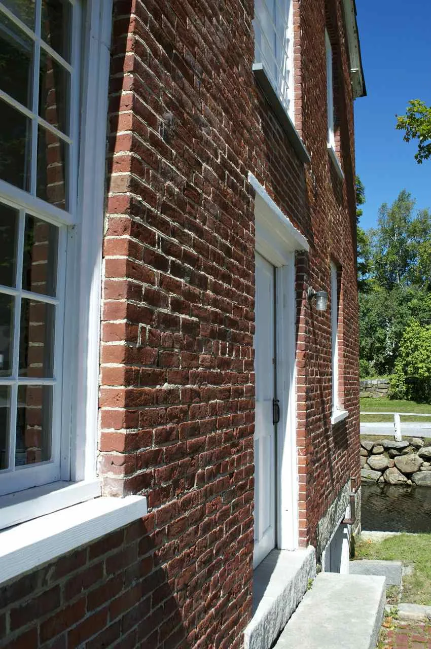 During my lease-signing I had a terrific conversation with the head of the Commission about how they repoint these bricks with hand-made mortar - NOT using Portland Cement! Instead they use a regional limestone. Reminds me of how they maintained buildings in Cusco, Peru . . .