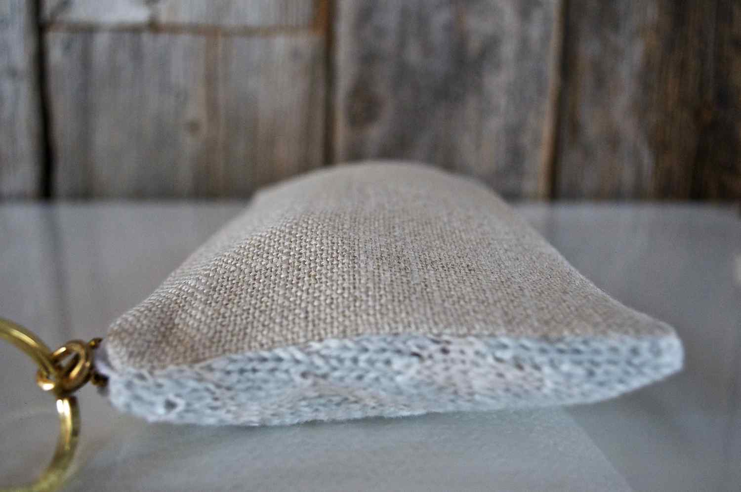 The front and back are 100% linen .
