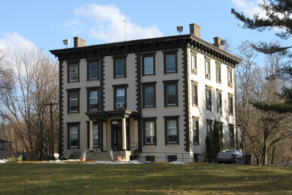 97-WoodbrookGoodhuse1-sm.jpg