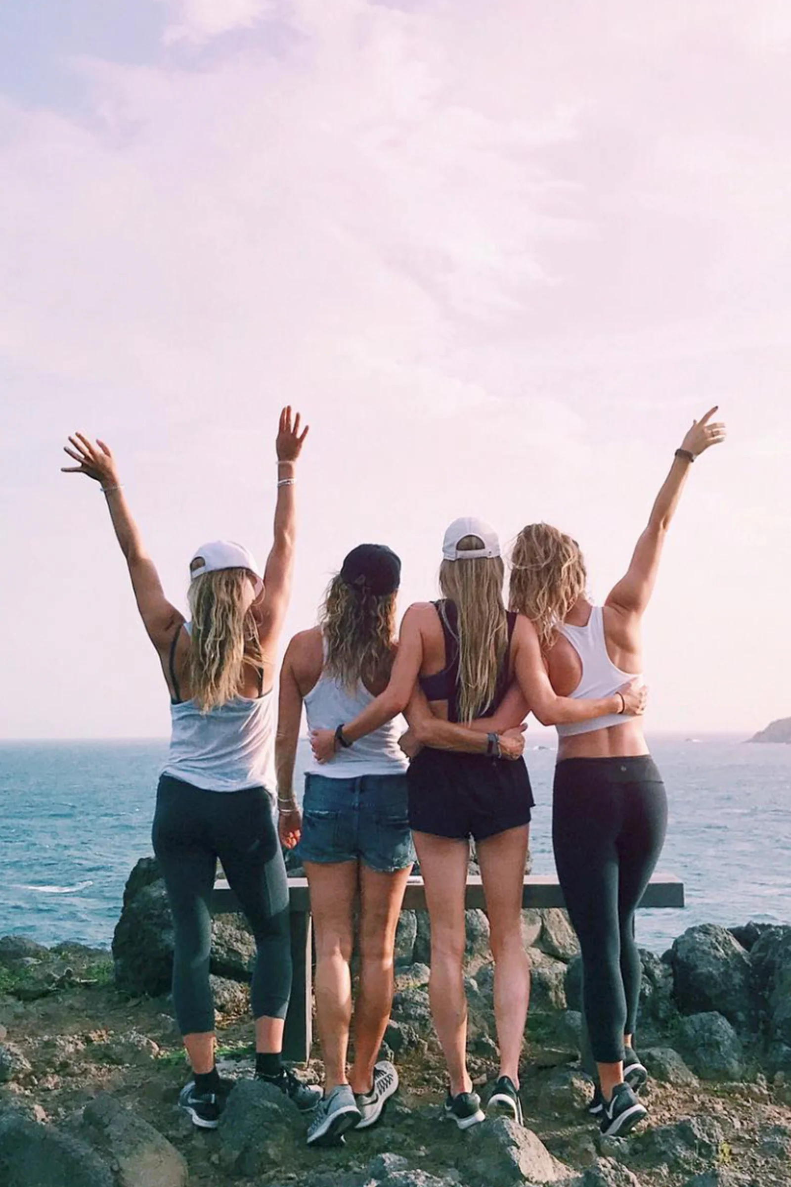 Ocean Hike / Pink Sunset / Sisters Best Friend Photos / Photography Pose Ideas / Kelly Fiance Creative