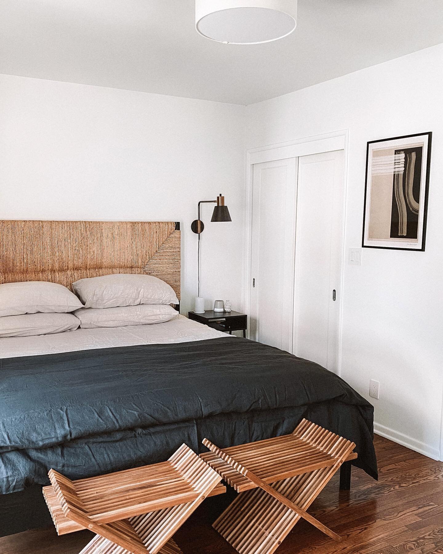 did a little bedroom decor refresh and i&rsquo;m into these darker linen vibes 🖤