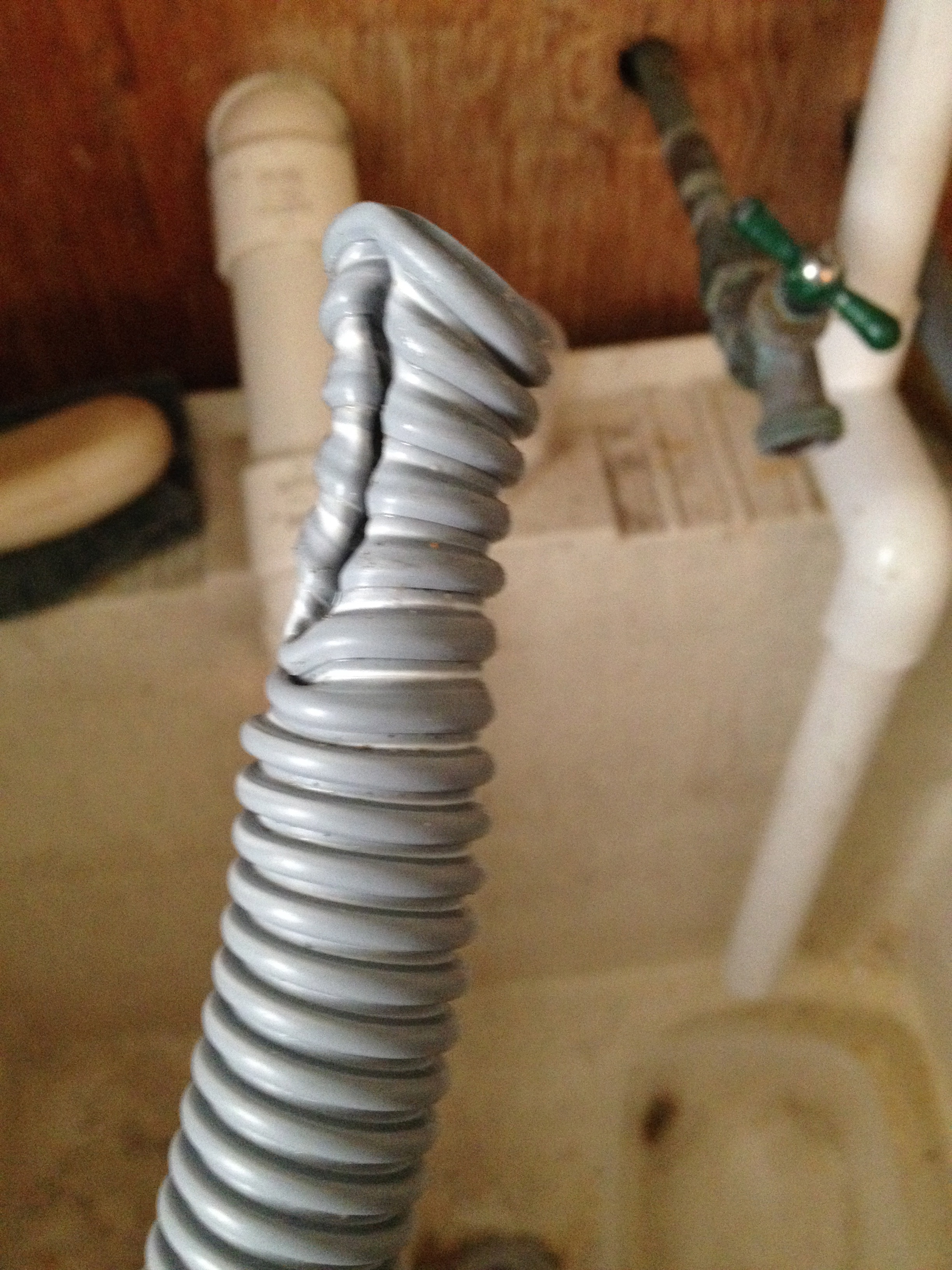 This type of hose doesn't clamp onto a barb well. You need a rubber end.