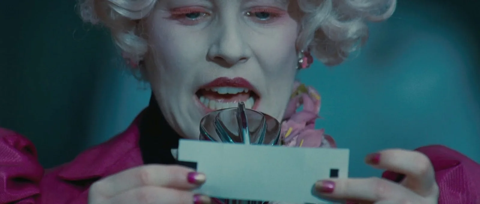 elizabeth-banks-as-effie-trinket-in-the-hunger.jpg