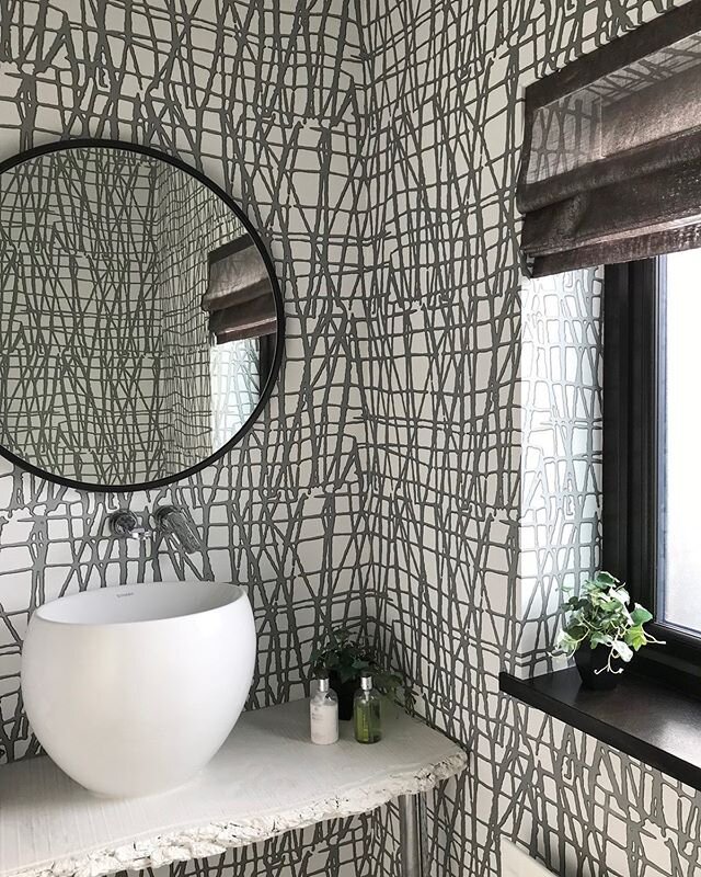 Always a great place to be a bit more daring, this WC is dramatic and sophisticated with a bold, graphic wallpaper and black and dark grey details.
#InteriorDesign # interiors_matter #BelfastInteriors #PowderRoom #WC #wallpaper #thibautwallpaper #Dur