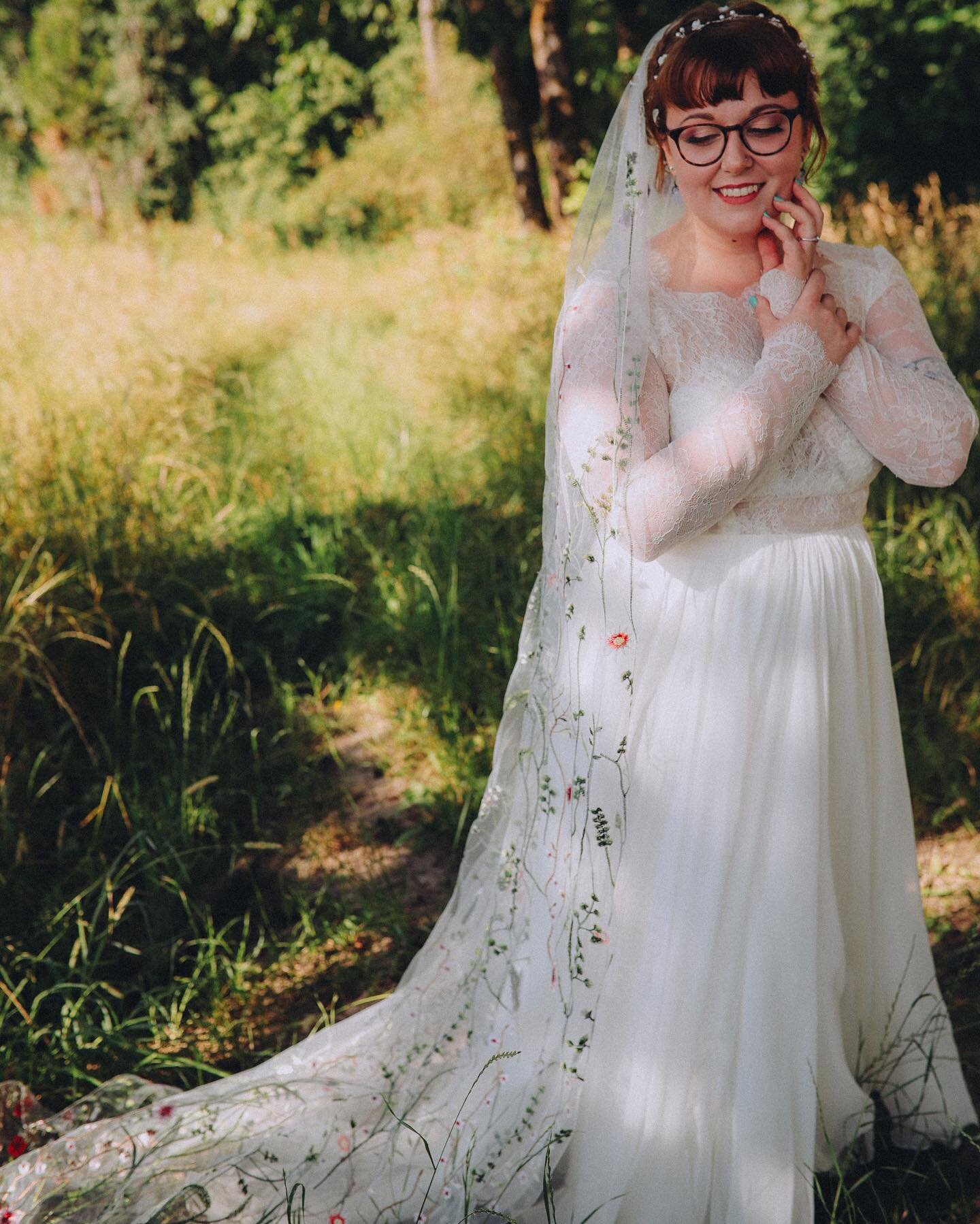 When Riley sent us her wedding photos, my jaw dropped! It&rsquo;s the romantic and bohemian wedding look of dreams, and I&rsquo;m just so excited she made it happen here at The English Dept! She&rsquo;s wearing an English Dept exclusive gown by @clai