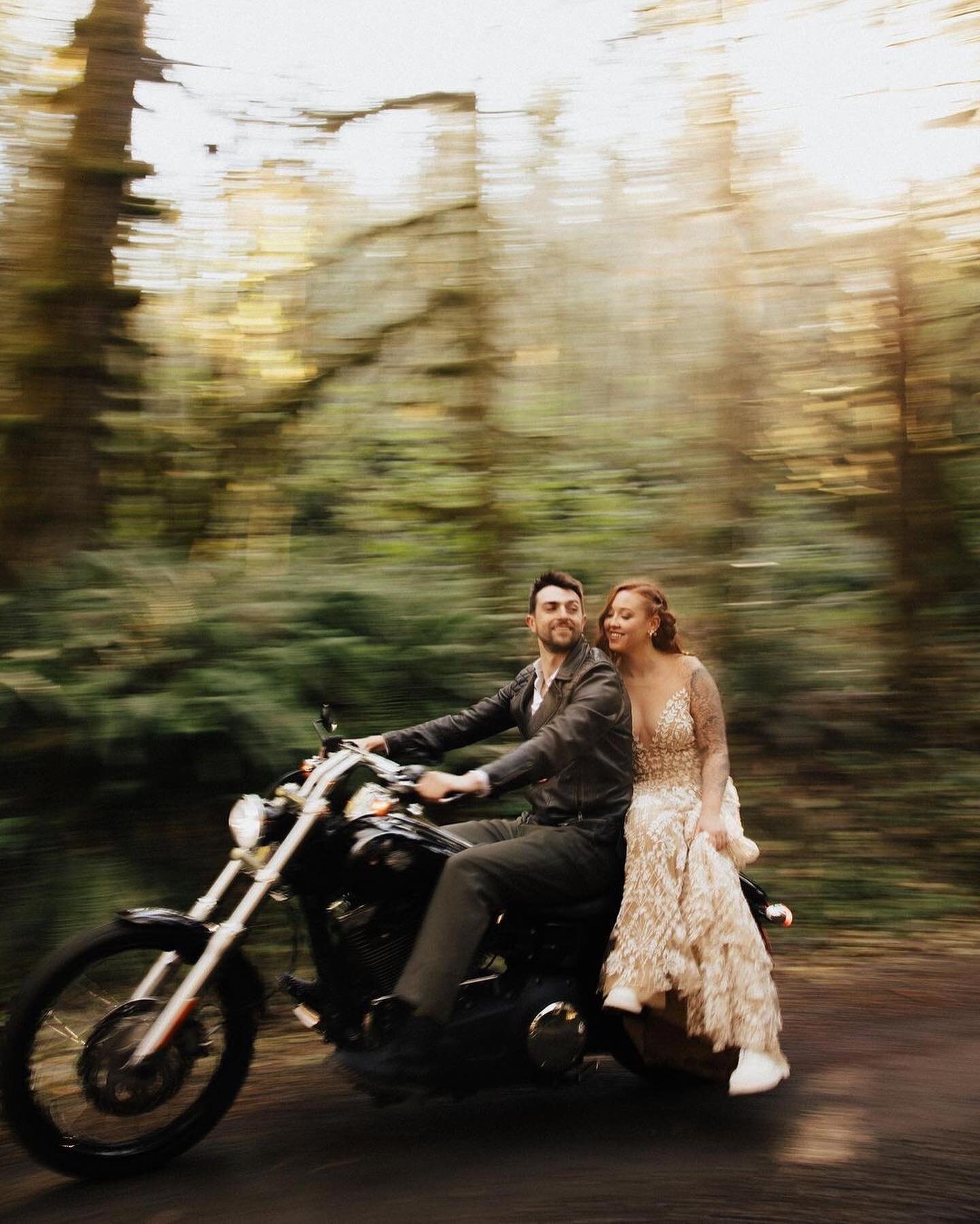 Scroll to the last photo for some sass 😜
Gorgeous pics of our Archer gown by @willowbywatters, photographed by @brynleepaige_ 
.
.
.
.
.
.
#portlandbride #forestwedding #pnwwedding #coolgirlwedding #edgybride