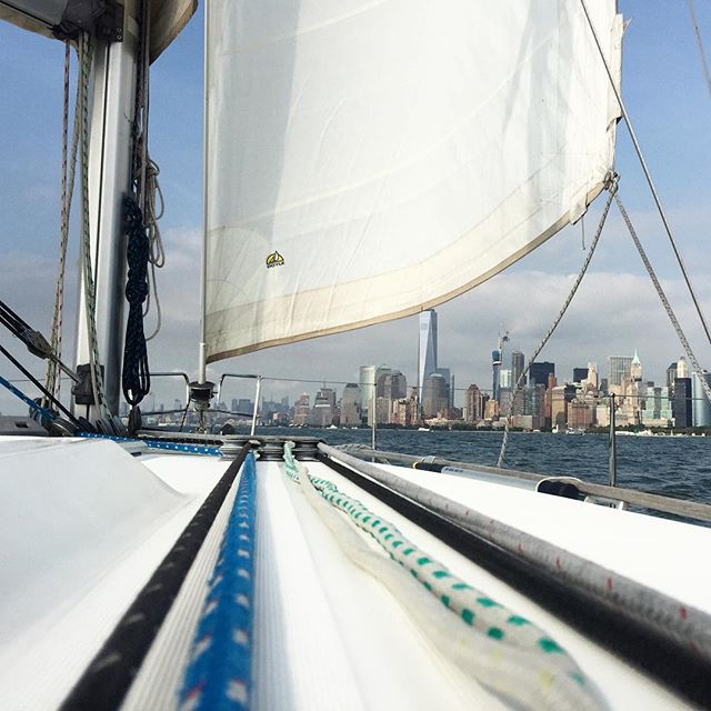 Broad reaching back towards the city after a casual afternoon sail around the statue with a few cocktails. Blue skies finally gracing us with their presence. #manhattan #nyc #sail #sailing #skyline #wtc