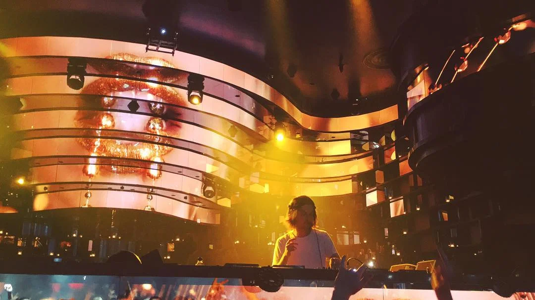 ok-i-cant-knock-the-iphone-too-hard-when-the-lights-are-floating-like-angels-those-lips-tho-pearls-classy-up-intheclub-omnia-vegas-56366-generik_dj_25794751841_o.jpg