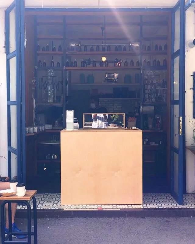 Yaz sezonu i&ccedil;in d&uuml;kkanımızı a&ccedil;tık. Hepimizin sağlığı i&ccedil;in bir self-servis standı kurduk. Birka&ccedil; taburemiz var fakat şimdilik al-g&ouml;t&uuml;r usul&uuml; &ccedil;alışıyoruz. Masa ve sandalyelerimizi kurmadan &ouml;nc