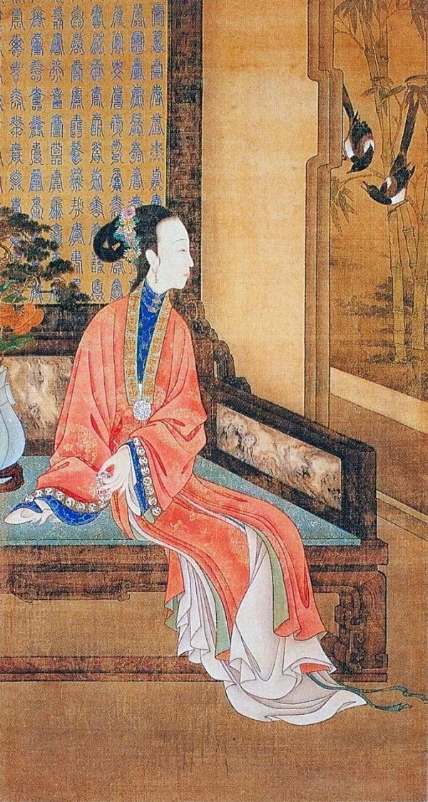 3,倚榻觀雀: 室內仕女斜倚榻上,把玩著合璧連環,室外喜鵲鳴叫喳喳,女子目視喜鵲,不覺入神。畫家意在表現冬去春來,女子觀賞喜鵲時的愉悅心境,但卻不自覺地將宮中女 子精神空虛、孤寂壓抑的心情溢於畫面。背屏上書滿了“壽”字,雖有祈壽延年之意,卻也不敵“只羨鴛鴦不羨仙”的祈盼。