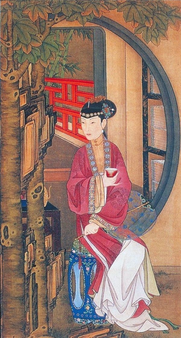 5,桐蔭品茶: 仕女手持薄紗紈扇,坐於茂密的梧桐樹下靜心品茶。茶飲原是一種日常飲食行為,由於品茶論道的盛行,而成為歷朝文人士大夫中的風雅之事。圖中月亮門內有一黑 漆描金書架,滿函的書籍不僅為畫面增添了儒雅的書香氣息,而且與仕女手中的茶具相互映襯,表現出宮中女子的文化修養。
