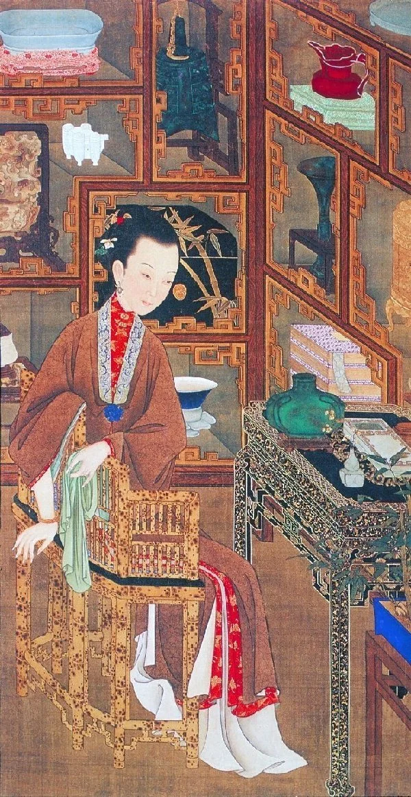6,博古幽思:仕女坐於斑竹椅上垂目沉思。身側環繞著陳設各種器物的多寶格。多寶格上擺放的各種瓷器,如仿汝窯瓷洗、郎窯紅釉僧帽壺,以及青銅觚、玉插屏 等,均為康熙至雍正時期最盛行的陳設器物,具有典型的皇家氣派。這些器物不僅增添了畫面的真實性,也映襯出仕女博古雅玩的閨中情趣。