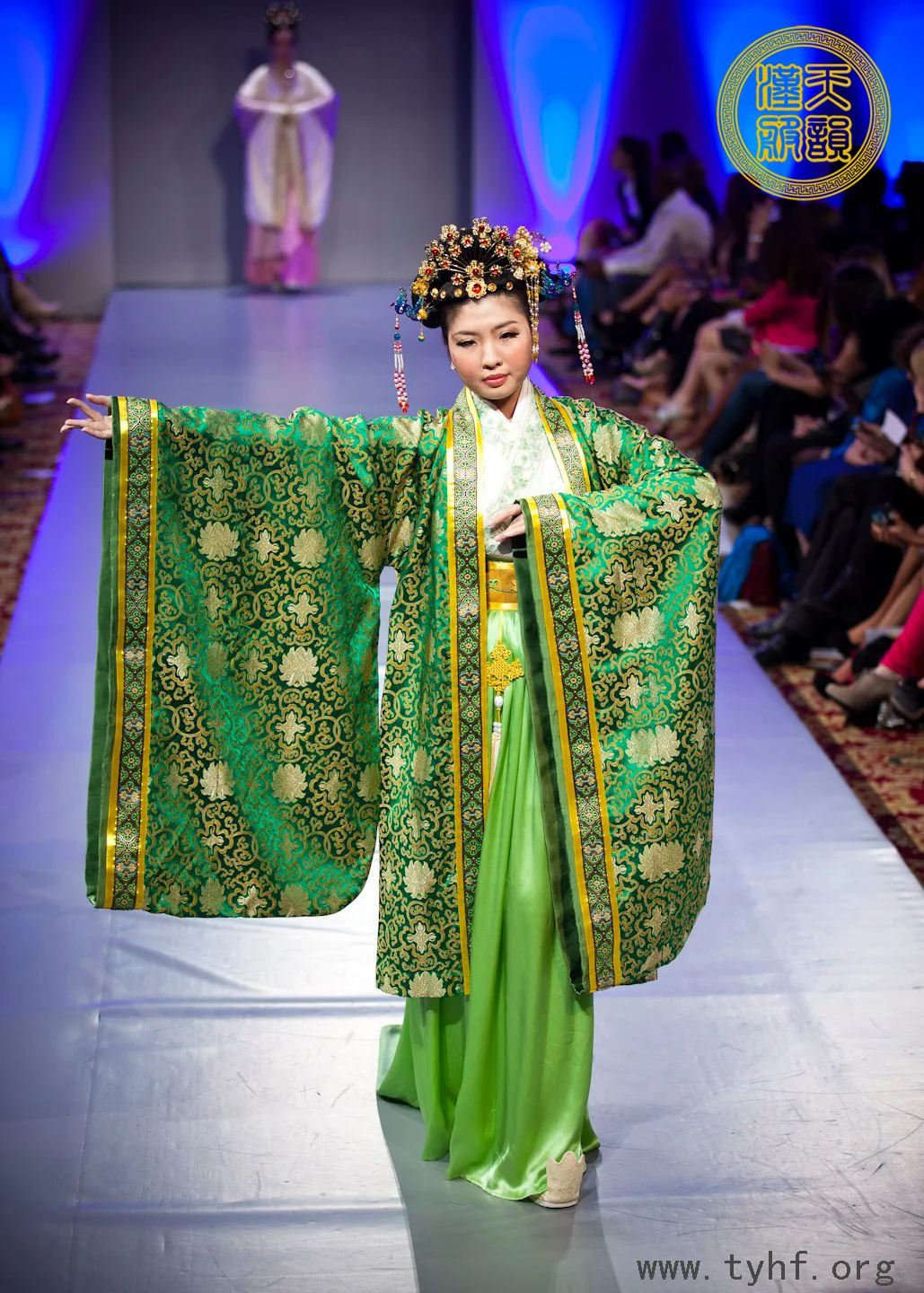 ChenYing-2009-NweYorkFashionWekk-TangHanFu-01.jpg