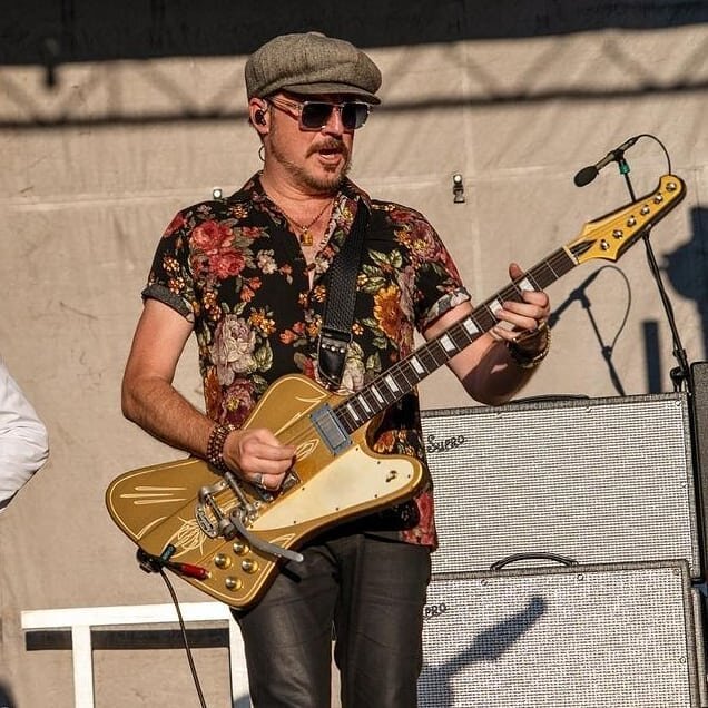 @rivalsons @mrfuzzlord rocking his Kauer Banshee dubbed Goldie. I had the pleasure of doing deep surgery on this guitar a little while back. Added carbon fiber rods and a new trussrod to the neck. Refretted... and Plek'd every which way from Sunday. 