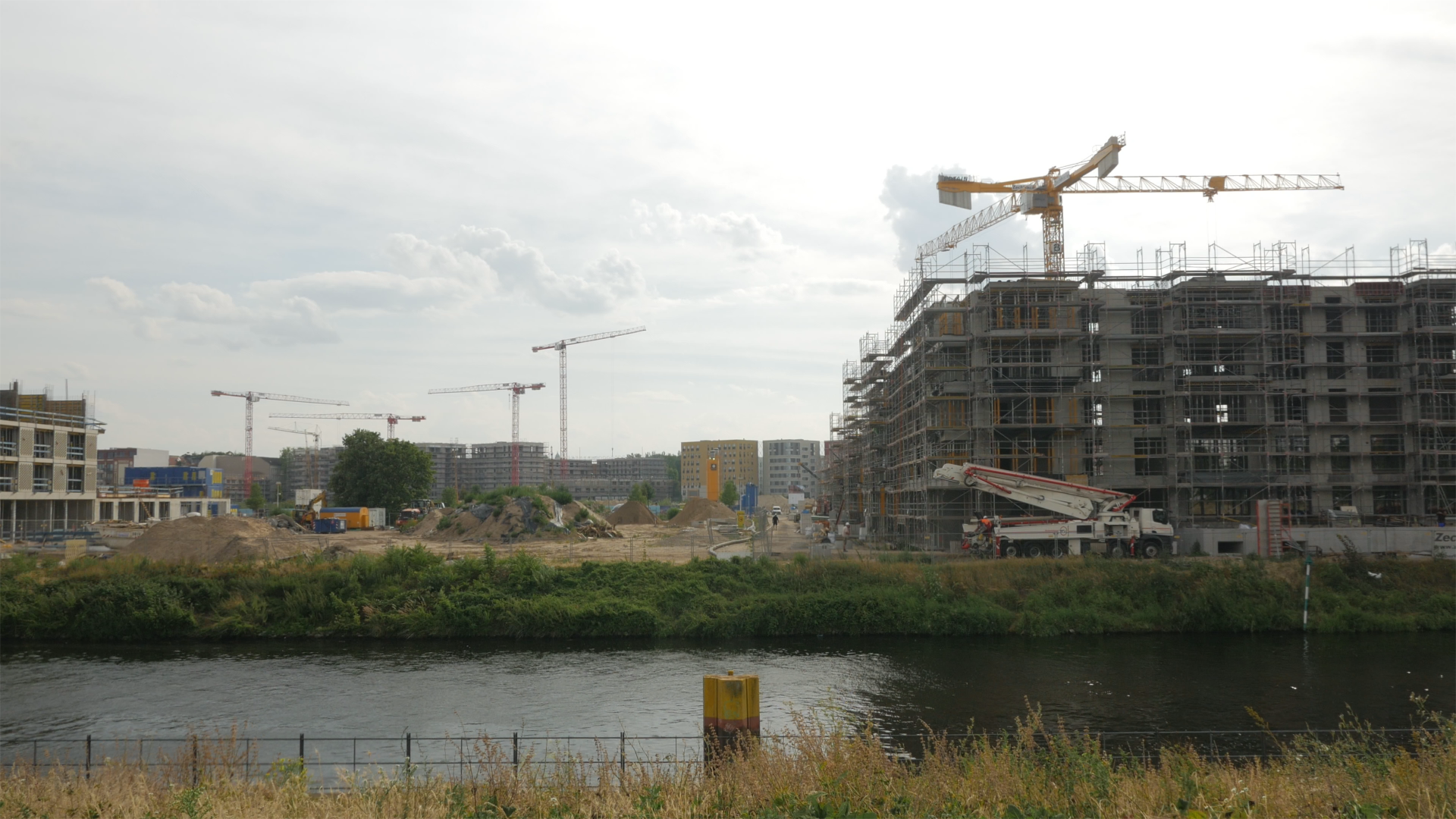 SPREE cranes across river.png