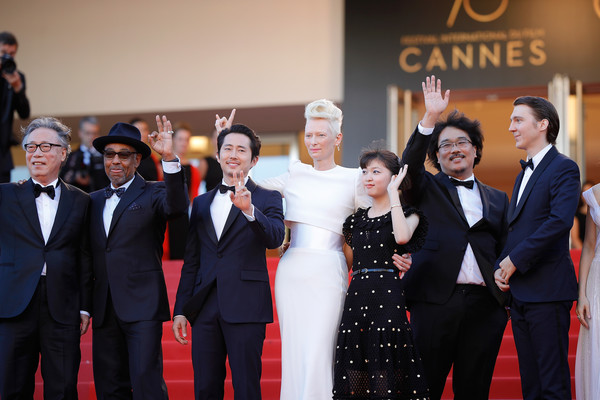 Tilda+Swinton+Steven+Yeun+Okja+Red+Carpet+k_RdxVTMVo9l.jpg