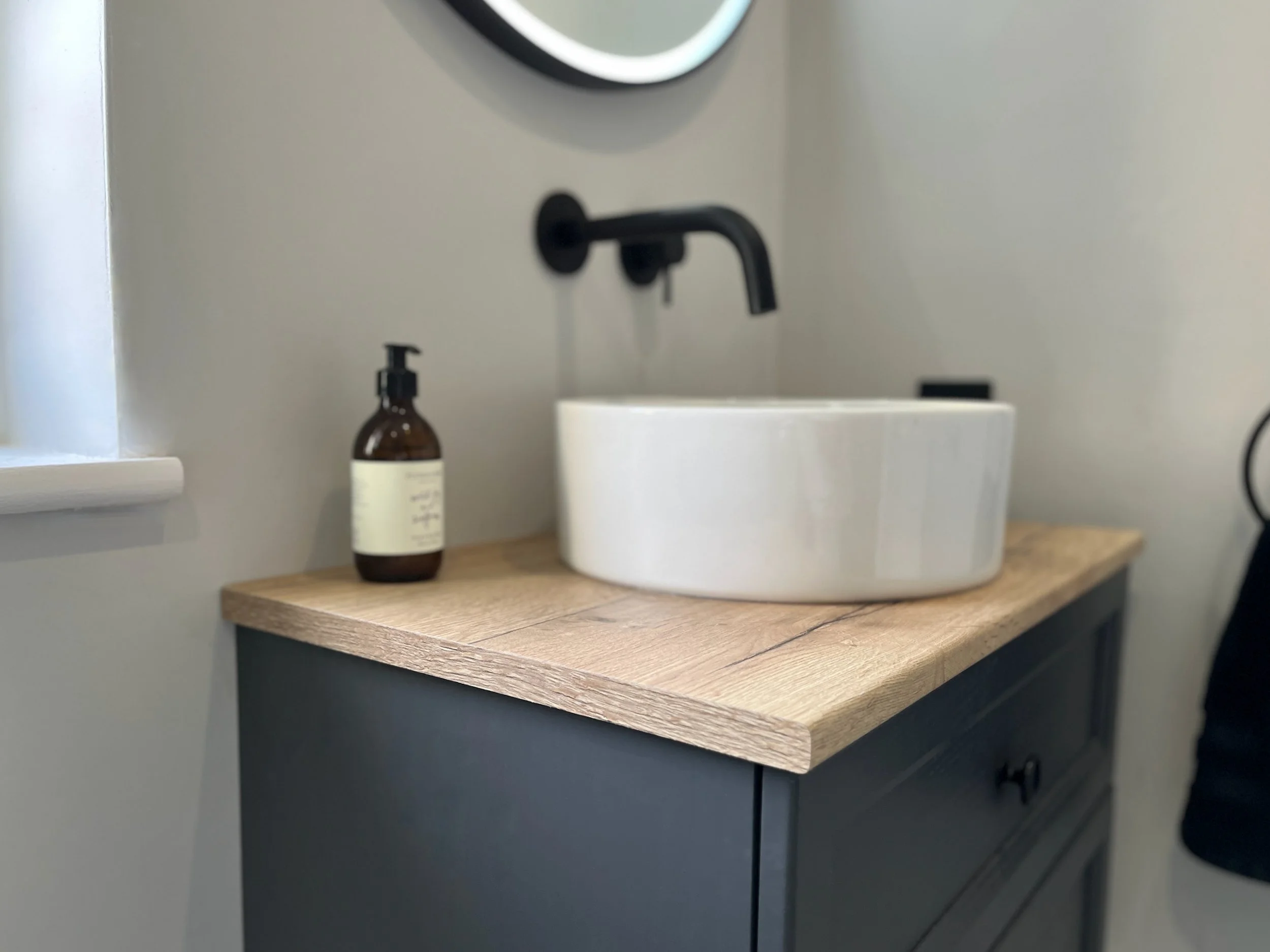 Monochrome Bathroom in East Molesley Surrey - 4.jpeg