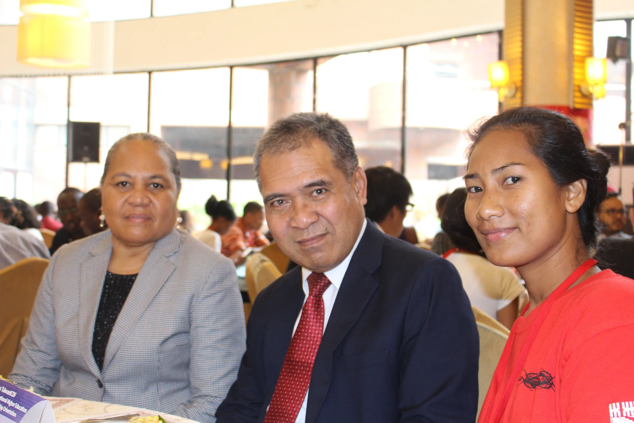 Madame Seleta Kapua Taupo, Ambassador Minute Alapati Taupo, and ICDF Scholarship student Ms. Vae Salesa/ 大使夫人陶思靈 、 陶敏德 大使與 獲得國合會獎學金之吐瓦魯學生 Vae Salesa 小姐