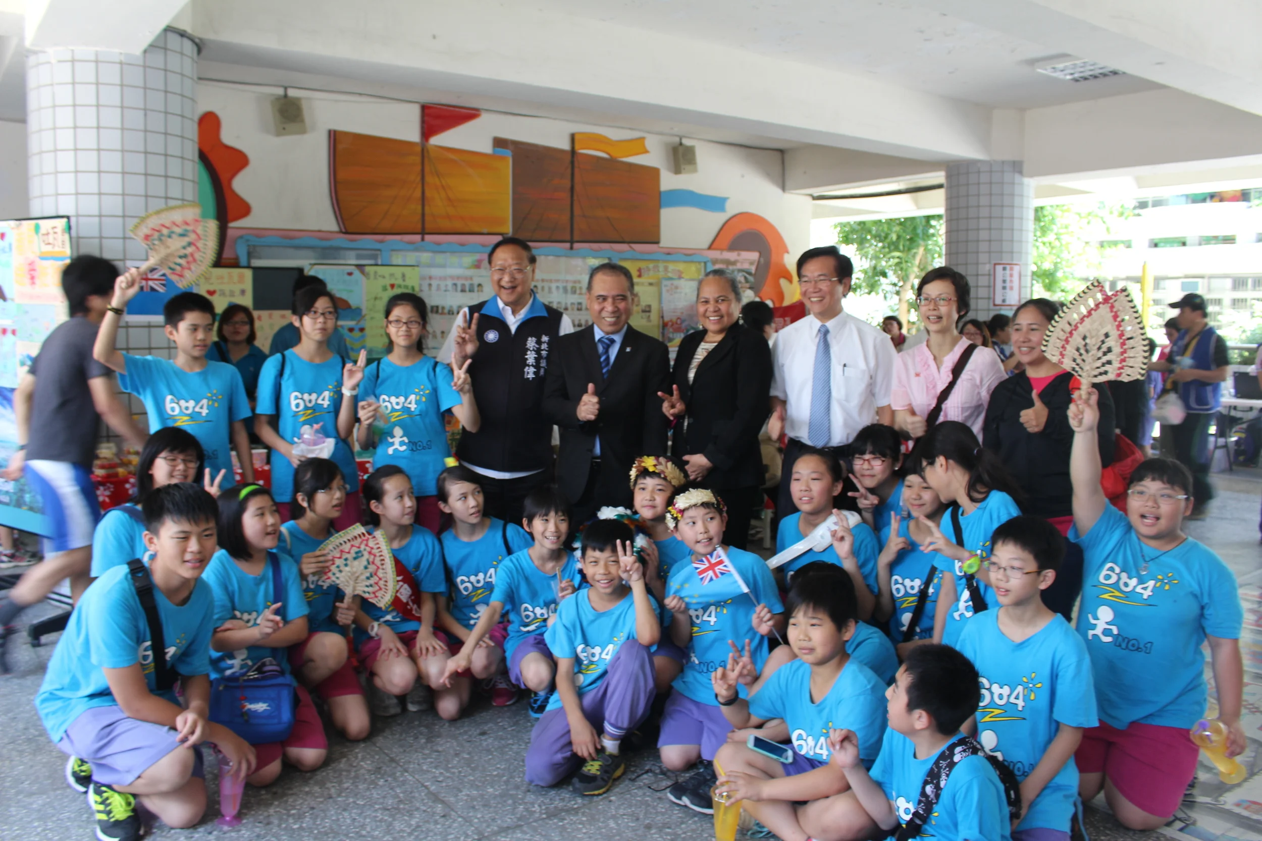 Ambassador and Madame Taupo with New Taipei City Council Member Tsai, Dengkong Principal Zhang, the sixth grade students at Dengkong, and Dengkong teacher Ms. Zhong/陶敏德大使伉儷、新北市議員蔡葉偉先生、鄧公國小校長張榮輝校長、鄧公國小六年四班,以及鄧公國小老師鍾翠霞老師