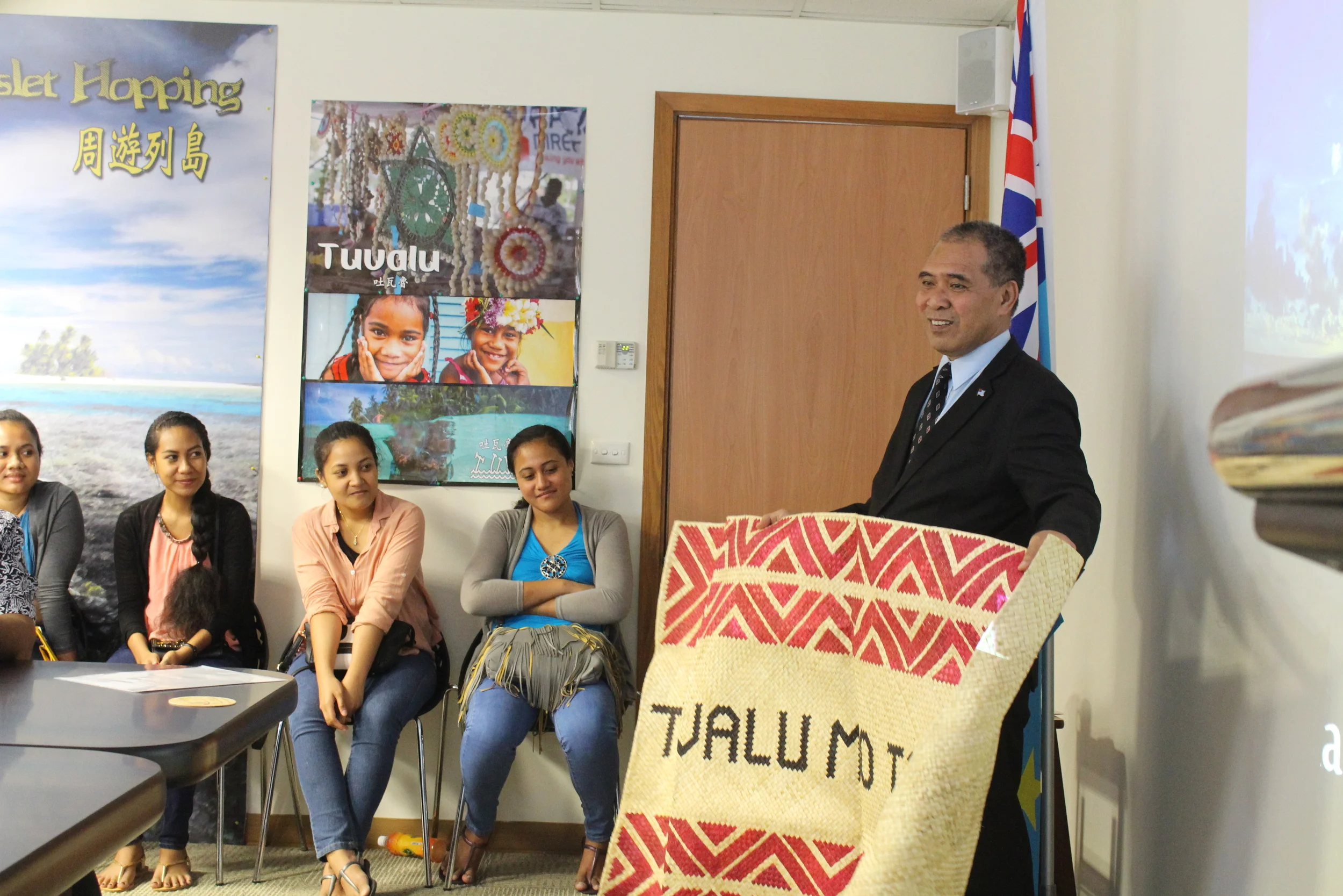 Ambassador Taupo with a gift presented by the delegation/陶敏德大使獲贈代表團所贈送之傳統草蓆