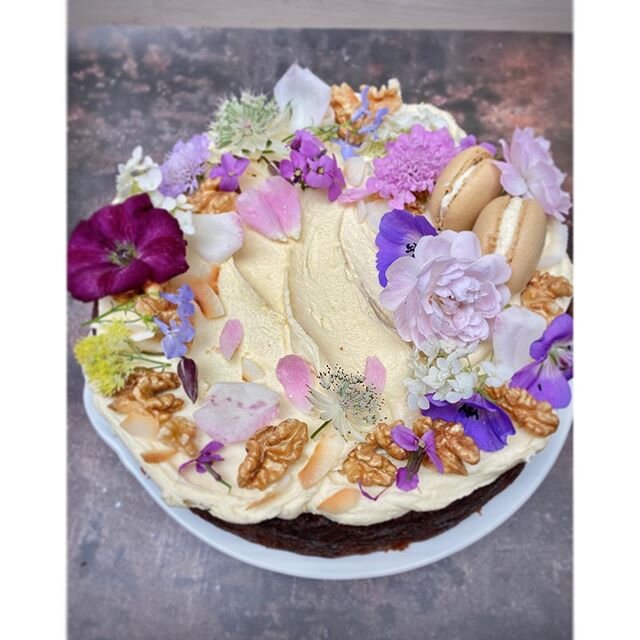 A midsummer / Father&rsquo;s Day / rainy picnic bake. Date cake with salted caramel buttercream and a halo. Thanks for letting me steal all your flowers while you slept, dad 🙌🏽🤭. .
.
.
.
.
.
.
.
#instacake #instabake #instabaking #flowers #wedding