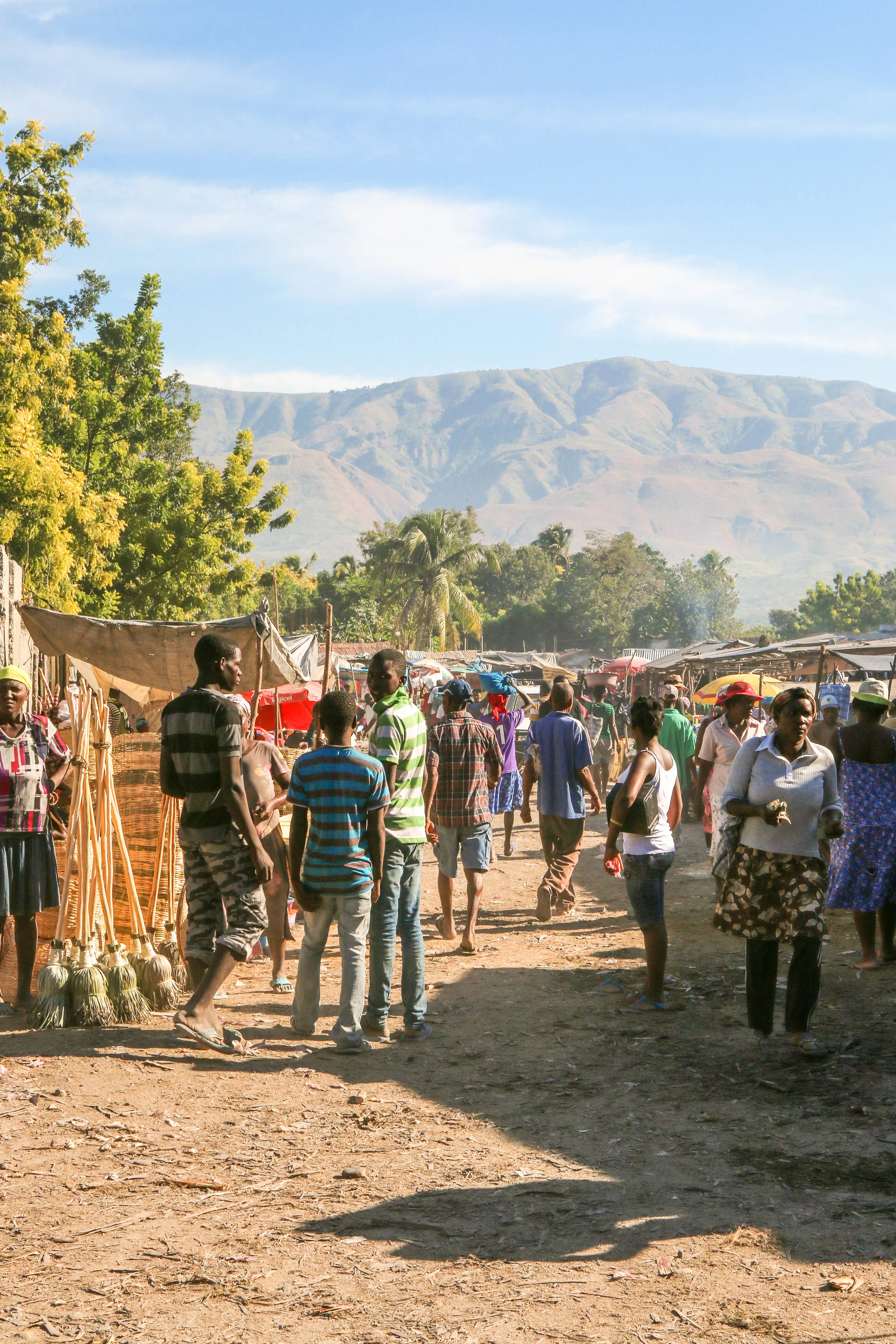 Desarmes' twice-weekly market coming to life in the early morning