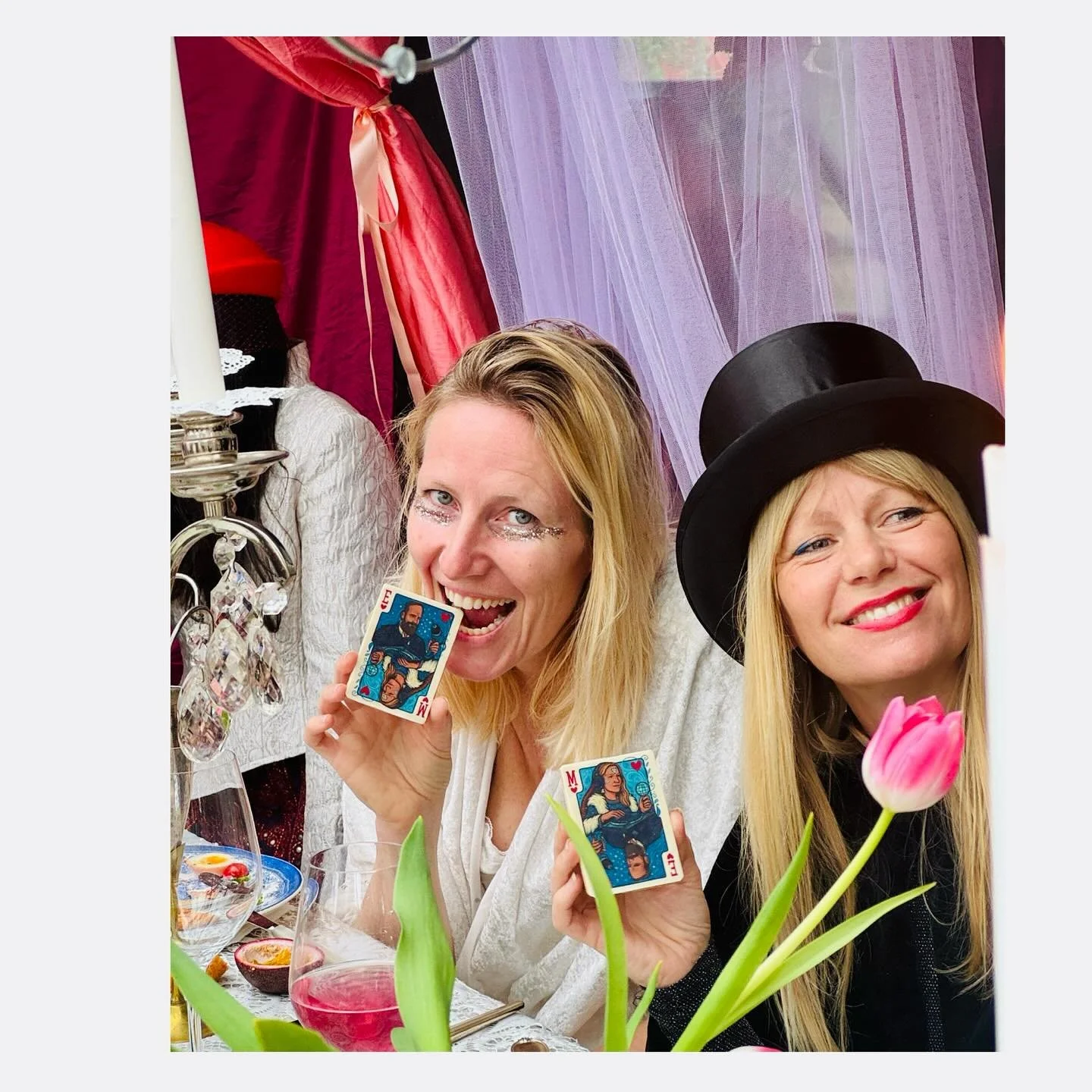 Once upon a tea party&hellip; 🫖🧁&spades;️&hearts;️&clubs;️&diams;️🎴🪄

For 🧝🏻&zwj;♀️MiniMalene&rsquo;s surprise polterabend&mdash;a Mad Hatter Tea Party🎩 pulled together by a fabulous crew of girlfriends&mdash;I made a little something: a playi