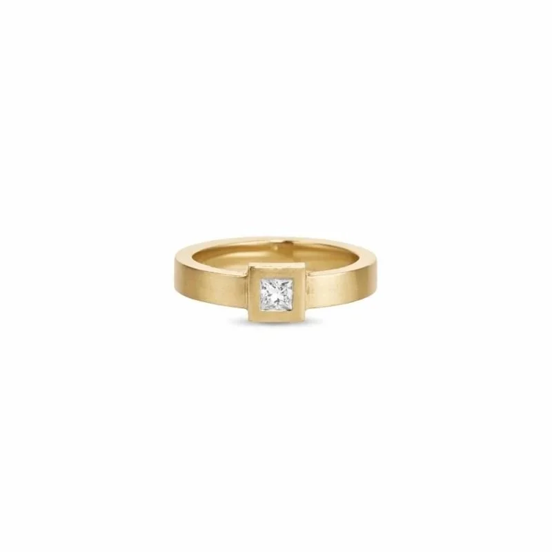 Gelbgoldring-mit-Princess-Cut-liegend.jpg
