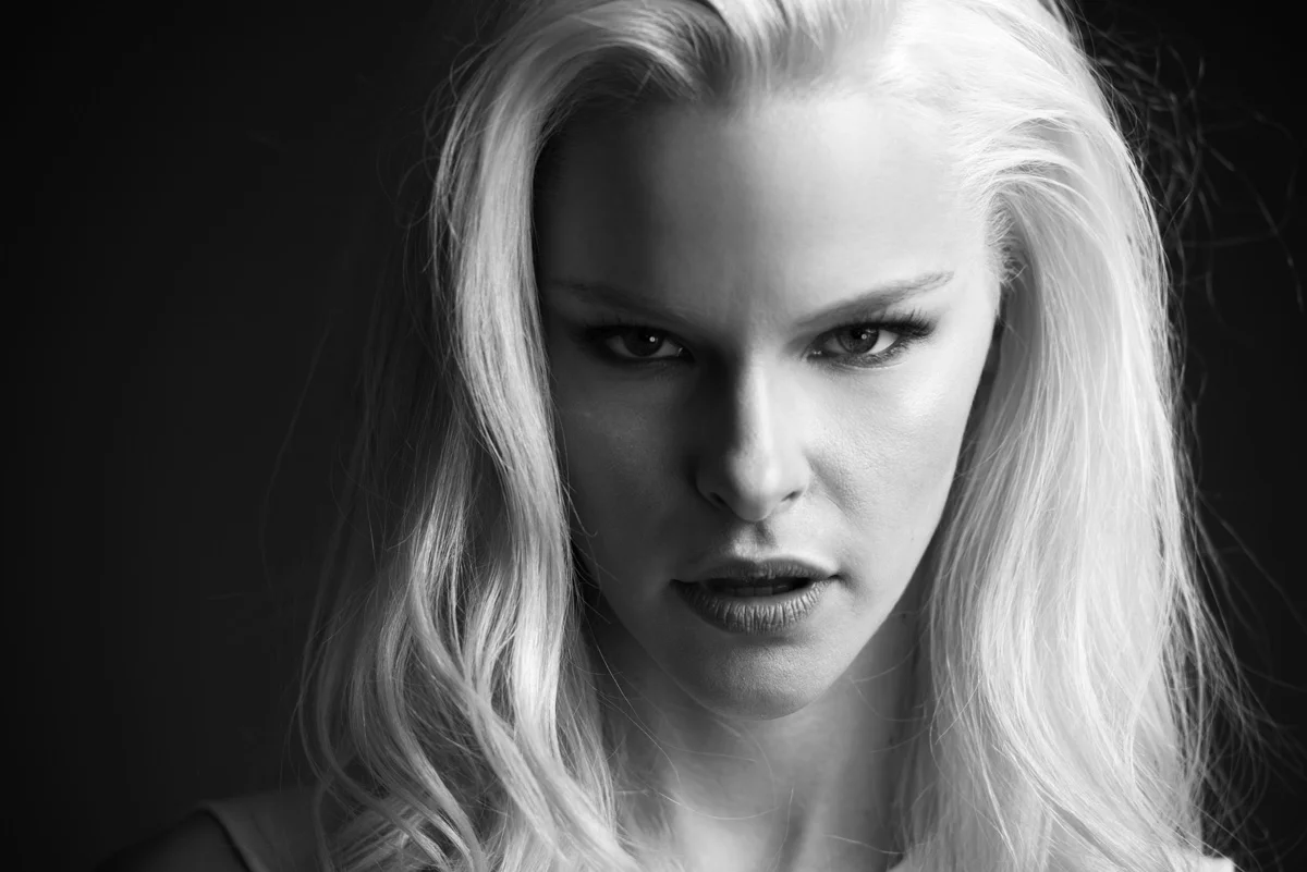 CourtneyShallcross-25bw.jpg