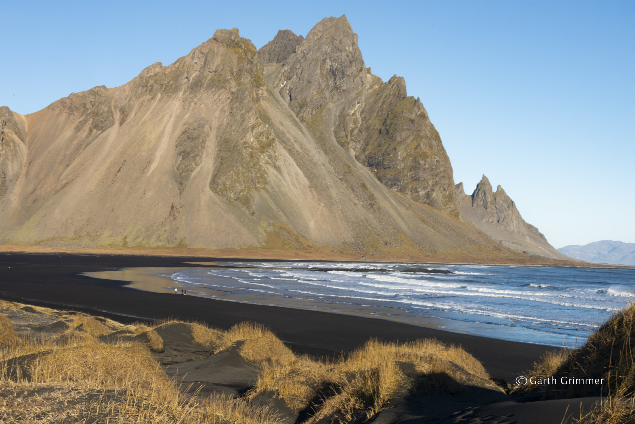 Black beach and grass  Kirkjusker