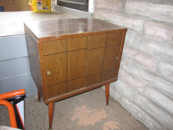 Mid Century Cabinet $15 - For $15 this has a lot of potential.