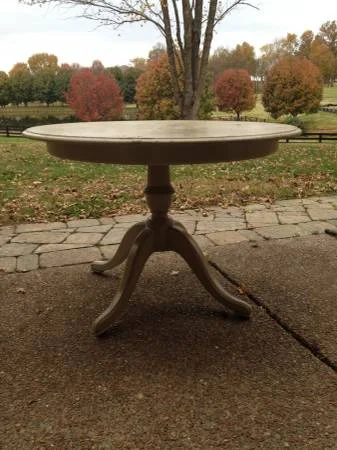 Pedestal Kitchen Table$50View on Craigslist