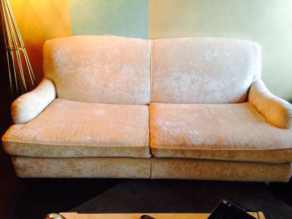 Mitchell Gold &amp; Bob Williams Sofa$1000This is the London sofa and retails for $2900.View on Craigslist&nbsp;