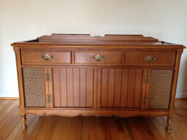 Vintage Record CabinetFREEYou can't beat this piece, would be great refurbished as a media cabinet, buffet or changing table.&nbsp;View on Craigslist&nbsp;