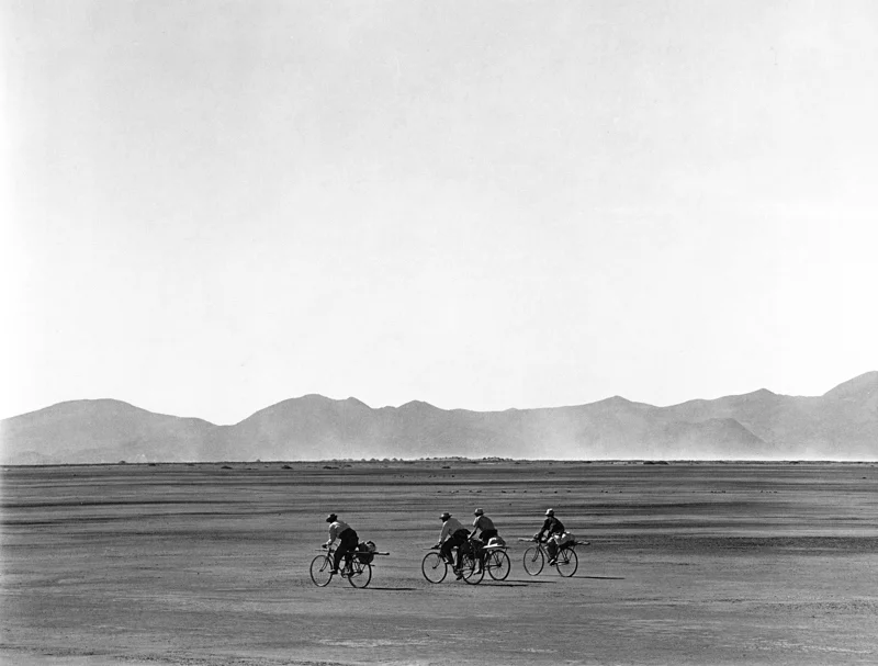 Manuel Alvarez Bravo, Bicicletas en Domingo (Bicycles on Sunday), 1966