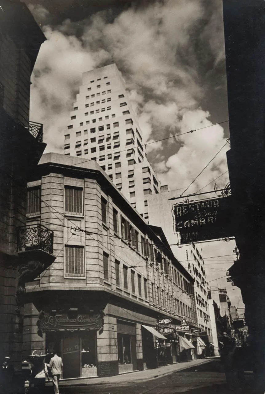 Horacio Coppola . Calle Corrientes esquina Reconquista (Calle Corrientes at the Corner of Reconquista). 1936 CREDIT: ESTATE OF HORACIO COPPOLA