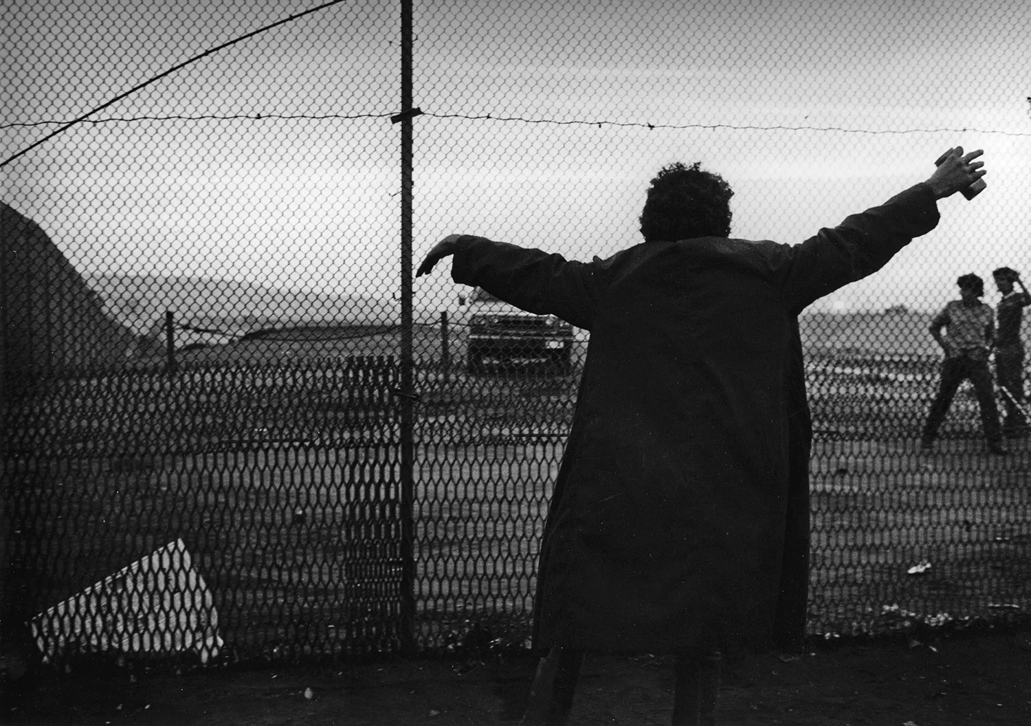 Graciela Iturbide La Frontera, Tijuana, 1990 16 x 20 inches Vintage Gelatin Silver Print