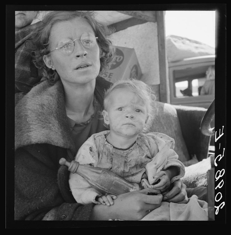 Dorothea Lange,  Mother and two children on the road.