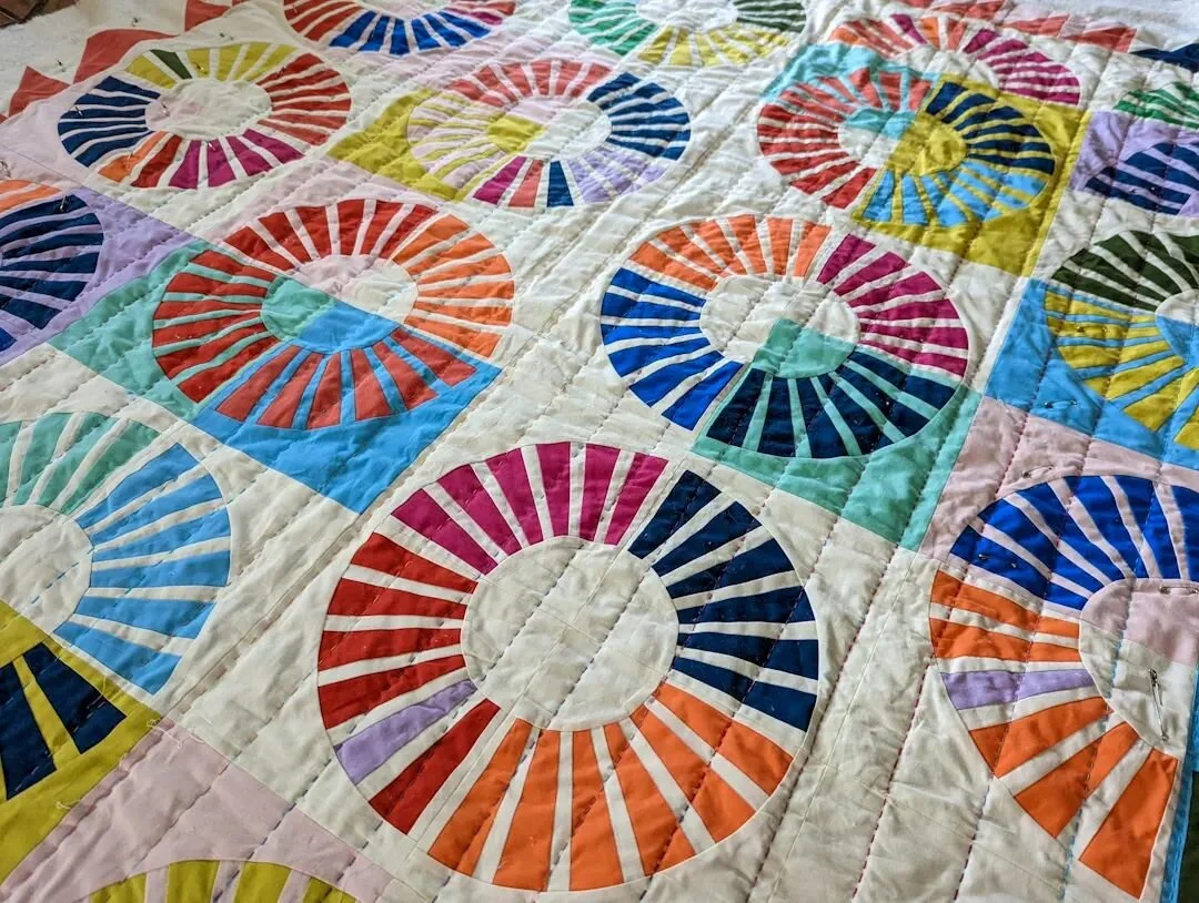 Nearly done! First time hand quilting, I was worried it would be a slough to get through but I am finding it extremely meditative and satisfying. Only problem is I keep losing my thimbles.
#handquilting #modernquilting #thecolorcollective