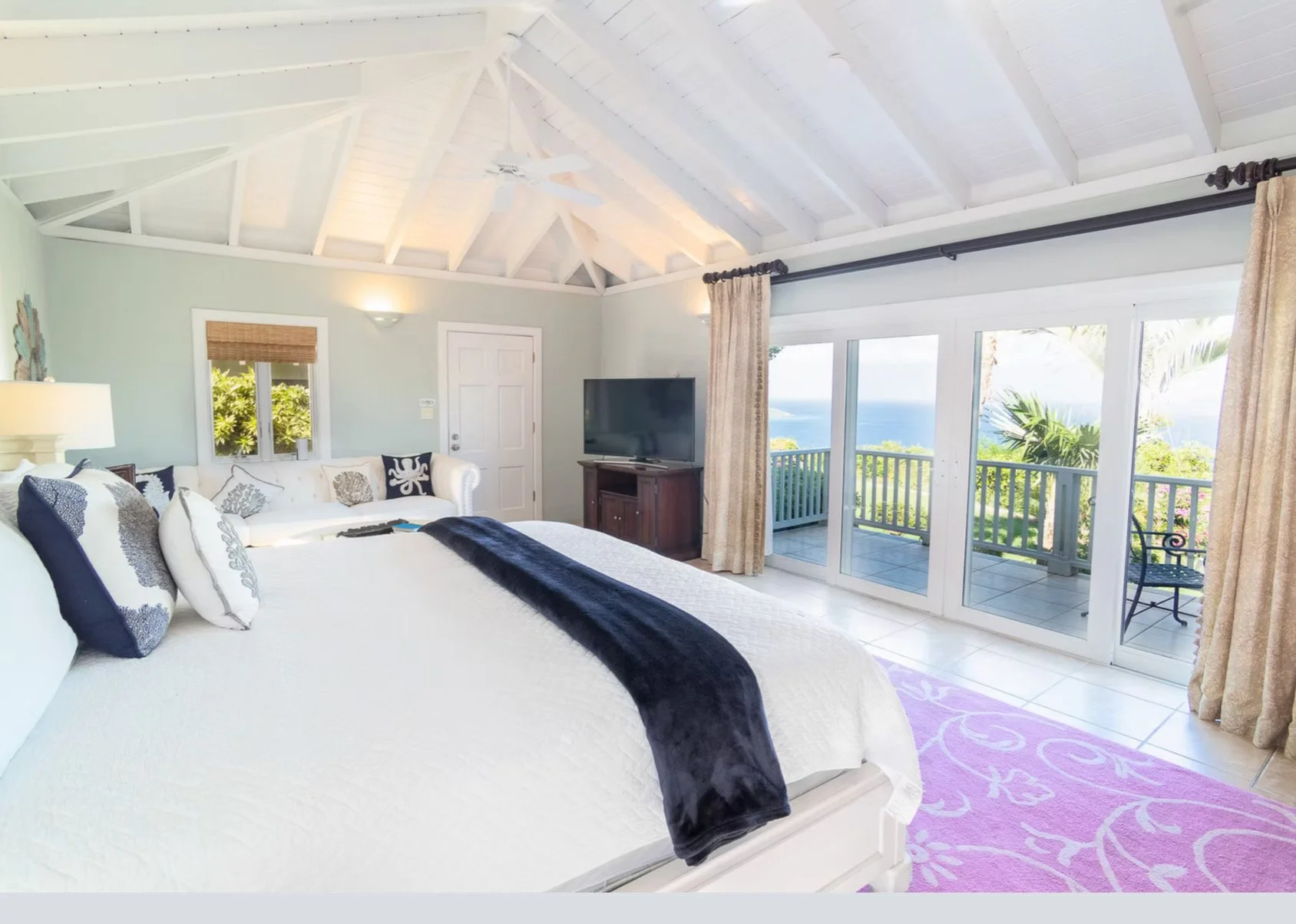 Ocean View Private Bedroom with En-suite Bathroom