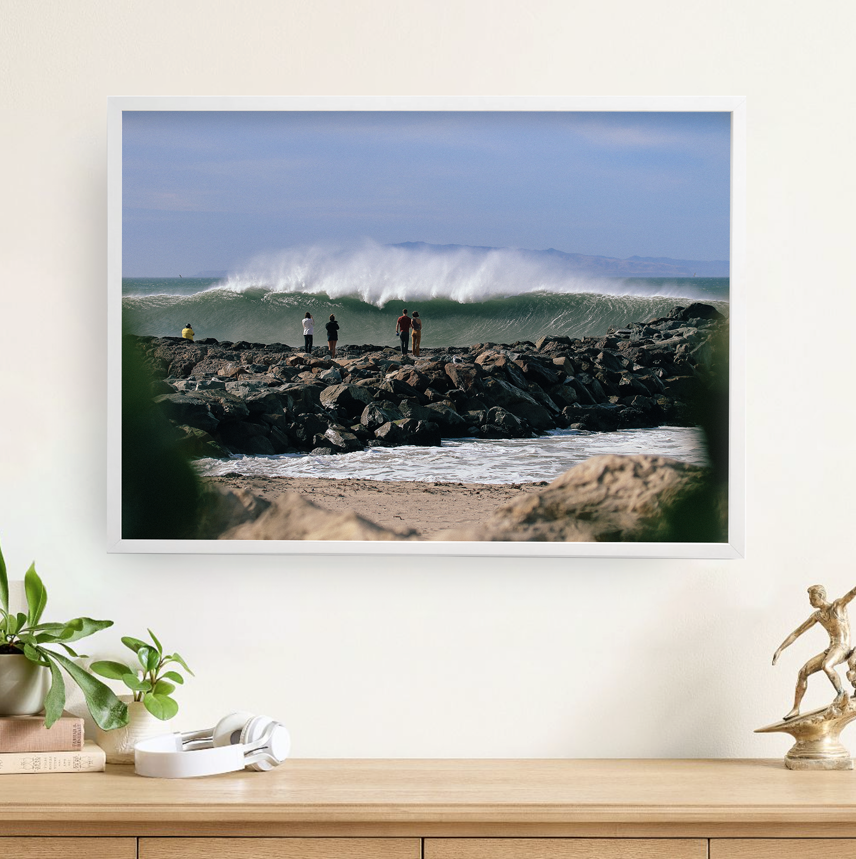 Interior 1 horizontal wave jetty crowd.png