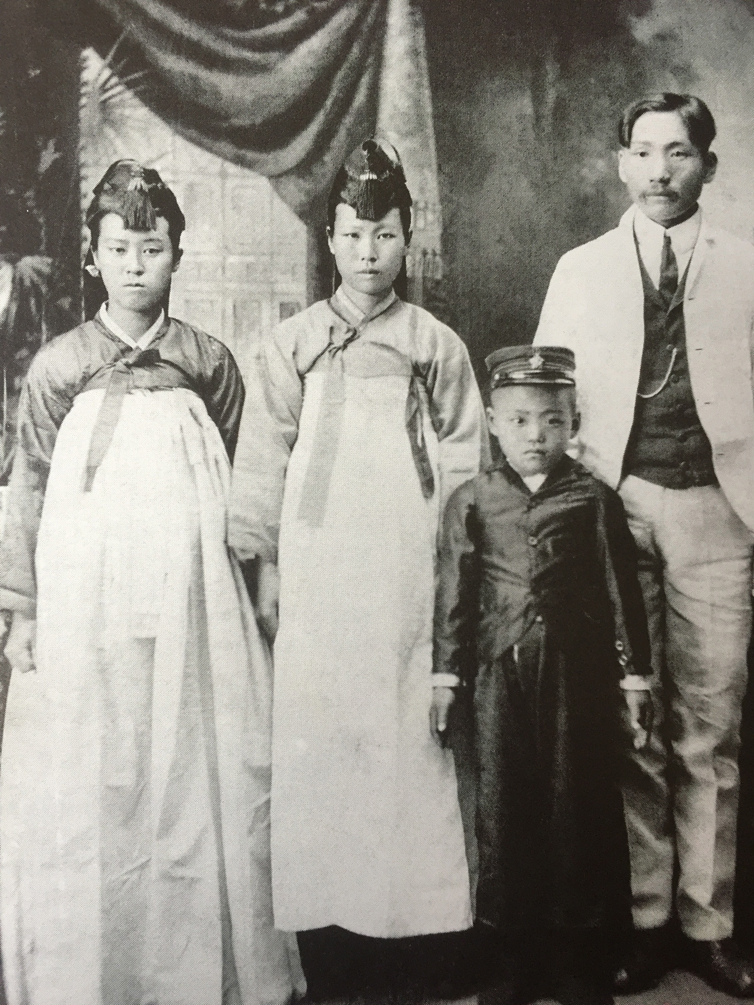 (Back right to left) Reverend Yee Chai Kim, wife, sister-in-law, brother Chan Jay Kim in 1903. Paul Pyong Yong Min Collection