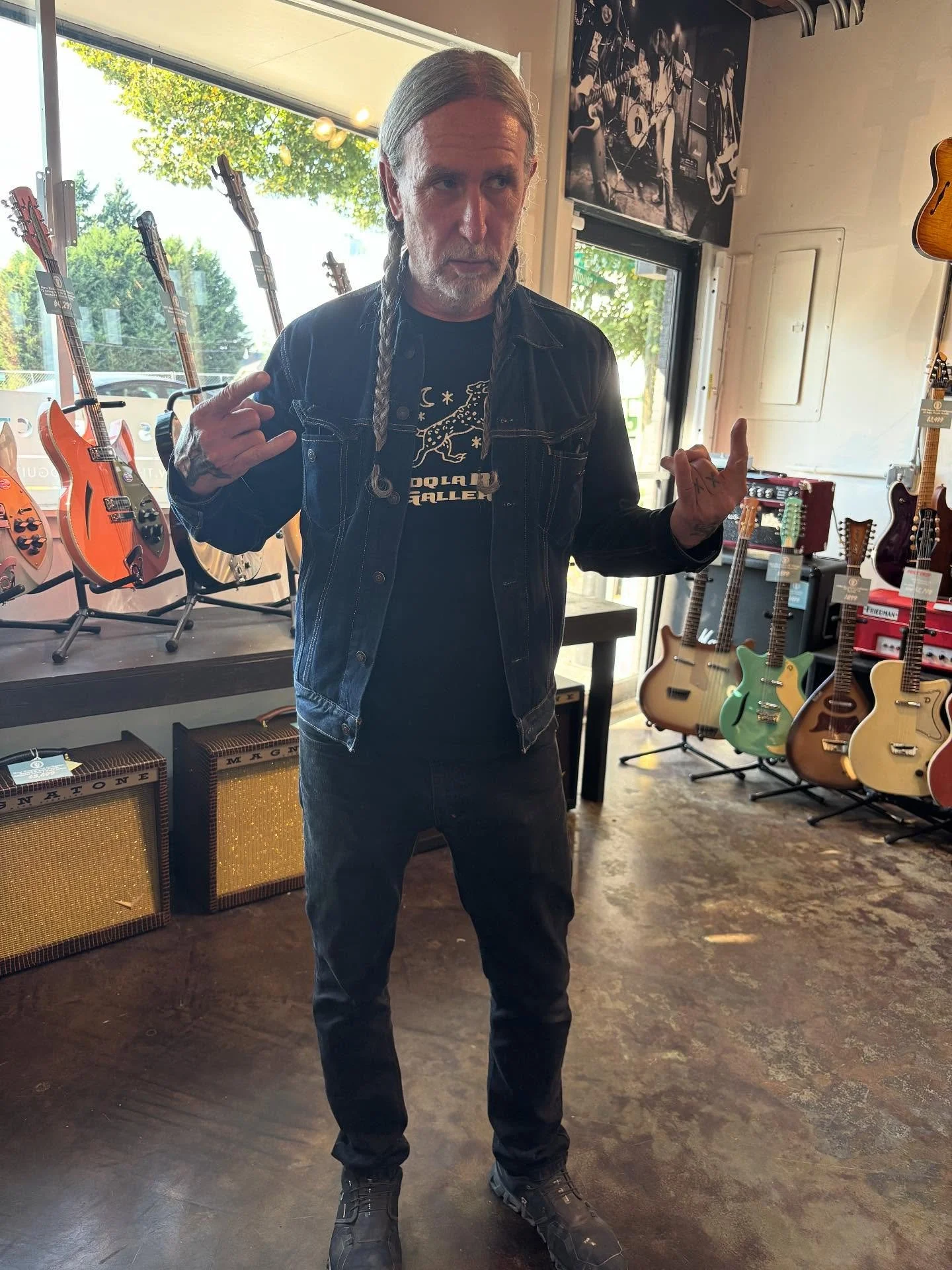 The legendary Danny Bland of Cat Butt, the Dwarves and Best Kissers in the World at Thunder Road Guitars.

#CatButtWasReal 

@thunderroadguitars @mrdannybland
