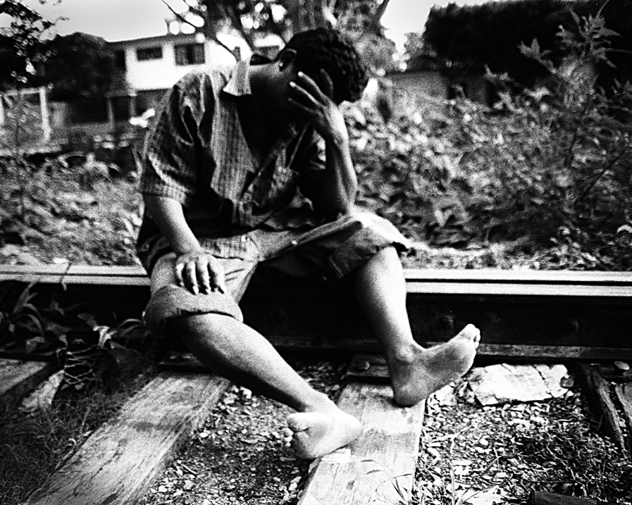   A man with wounds on his feet after walking for 9 days from the Guatemalan border to the first stop of the cargo train.    Arriaga, Chiapas, Mexico. 2007     