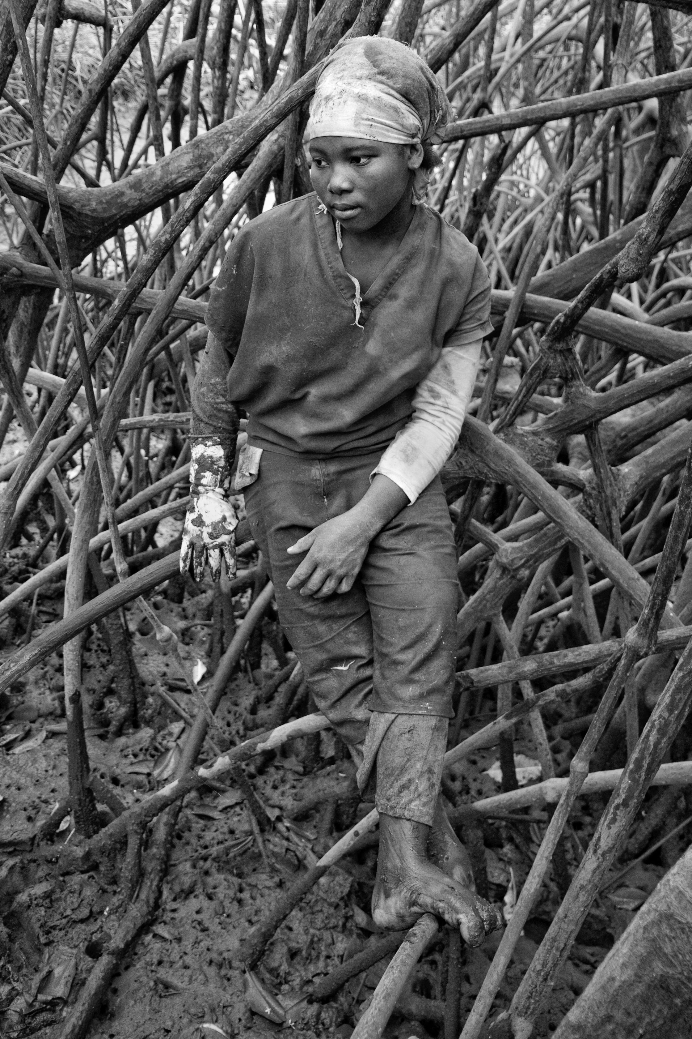  Elisa Castillo takes a break from picking shells in the Cayapas Mataje Mangrove Reserve. 2010. 